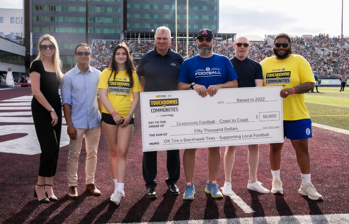 Group photo presenting a donation cheque